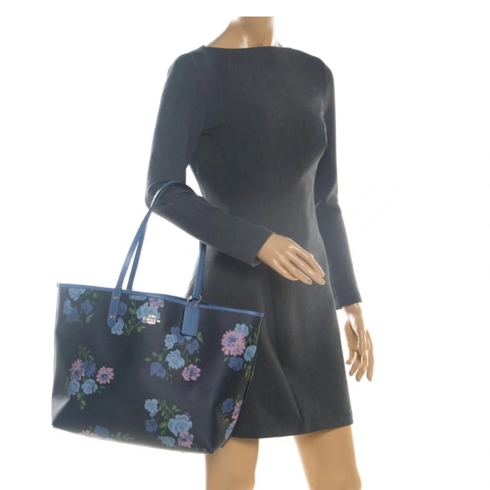 Nwt Coach REVERSIBLE CITY TOTE IN SIGNATURE CANVAS WITH PEONY PRINT - Picture 3 of 6